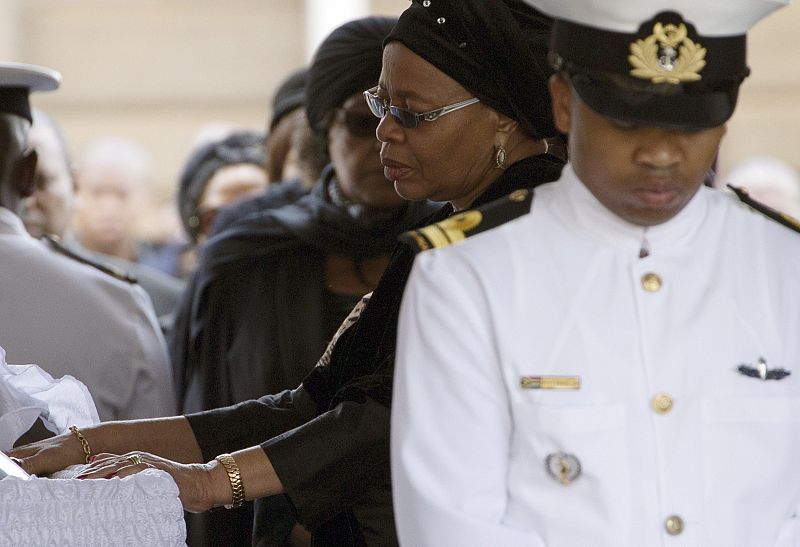 La viuda de Mandela, Graça Machel, se despide del que ha sido su marido los últimos 15 años.