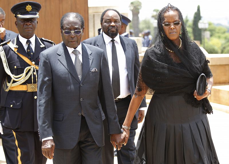 El presidente de Zimbabue, Robert Mugabe, acompañado de su esposa, Grace, ha sido uno de los líderes internacionales más cuestionados en los actos de homenaje a Mandela.
