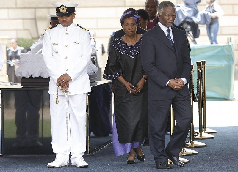 El expresidente sudafricano Thabo Mbeki visita la capilla ardiente de Mandela, instalada en la sede del Gobierno sudafricano en Pretoria.