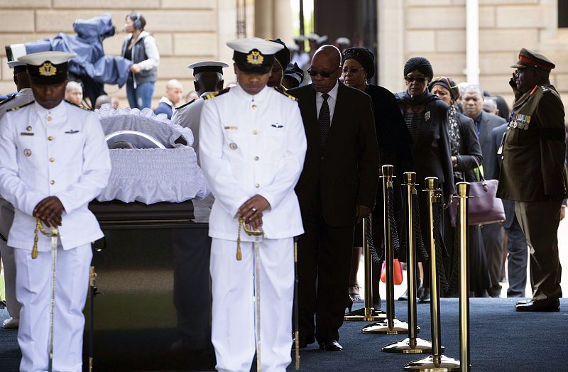 El presidente sudafricano, Jacob Zuma, se despide de Nelson Mandela.