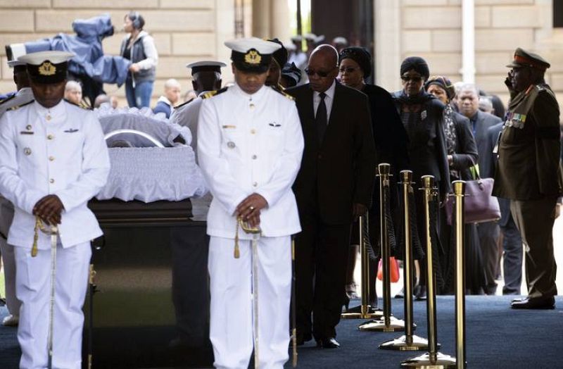 El presidente sudafricano, Jacob Zuma, se despide de Nelson Mandela. 