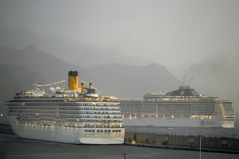El frente atlántico que afecta a Canarias ha obligado a los barcos a atracar en Tenerife