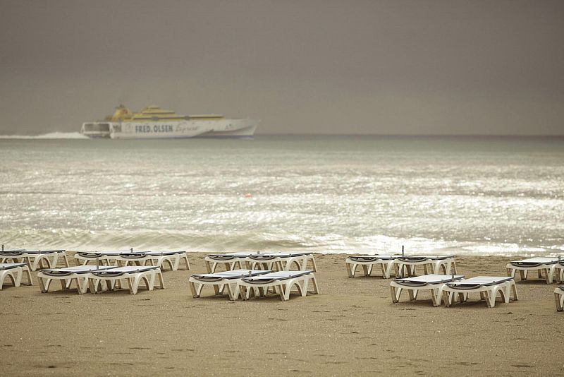 La playa turística de Las Vistas, en el municipio tinerfeño de Arona, en pleno temporal
