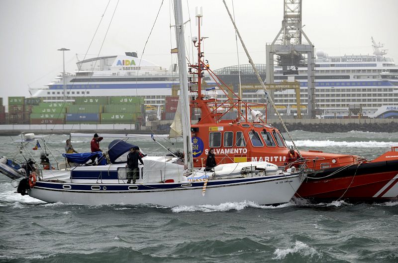 Salvamento Marítimo remolca hasta Lanzarote a un velero que había quedado a la deriva por el temporal