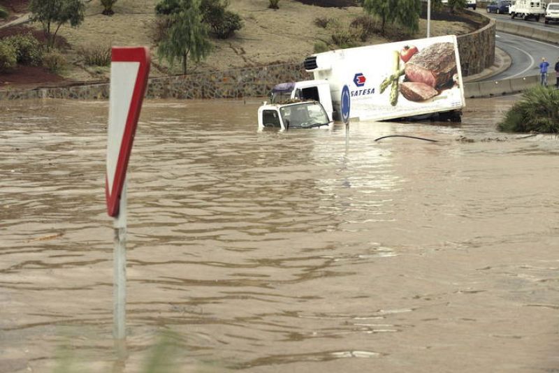 Las intensas lluvias en Tenerife han anegado el alcantarillado 