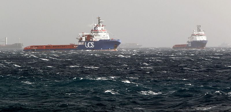 Varios barcos fondeados en la bahía de Las Palmas de Gran Canaria durante el temporal