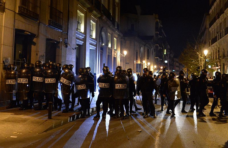 El dispositivo de la policía antidisturbios desplegado con motivo de la movilización "Rodea el Congreso" en Madrid