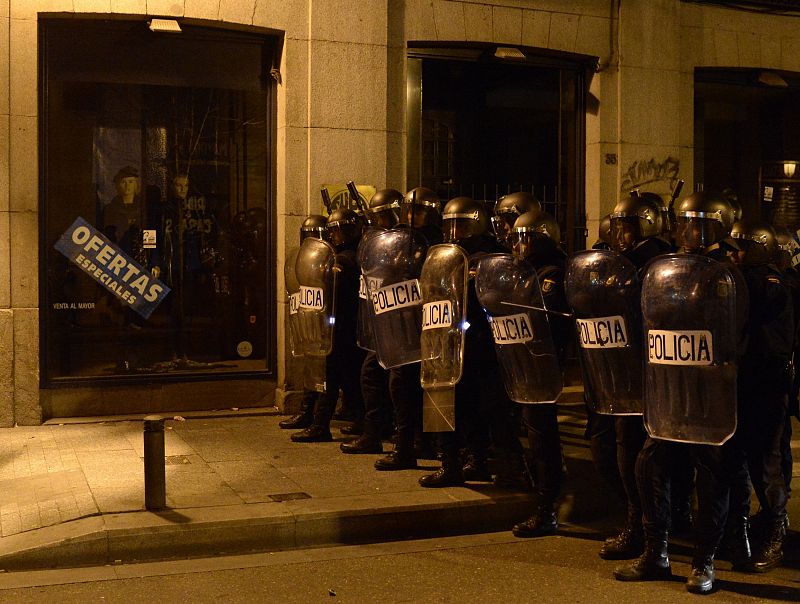 Los antidisturbios se disponen a cargar contra los manifestantes que han atacado a vehículos policiales tras la protesta "Rodea el Congreso"