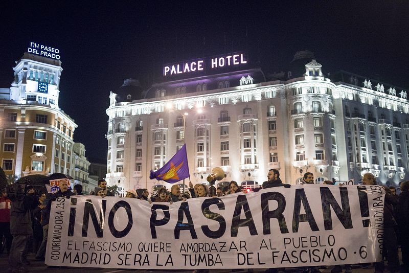 Un grupo de manifestantes sostiene una pancarta en la que se lee: "¡No pasarán! El fascismo quiere amordazar al pueblo. Madrid será la tumba del fascismo", durante la concentración "Rodea el Congreso"