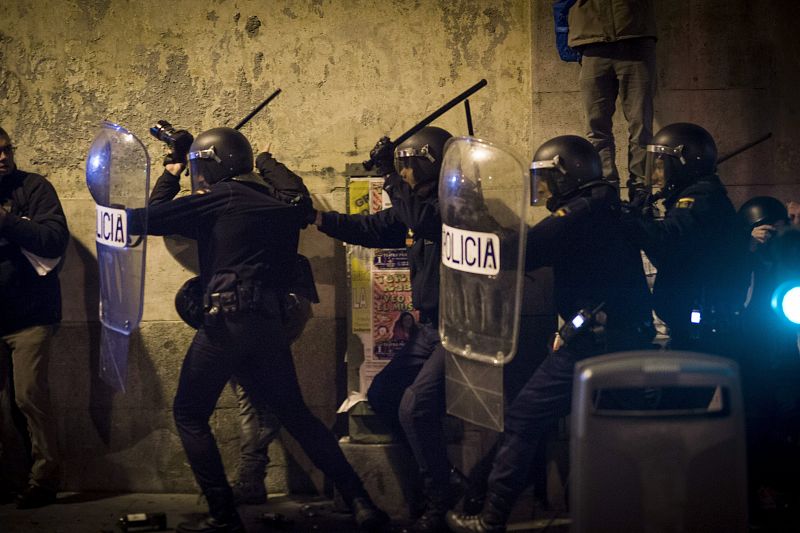 La policía carga contra algunos manifestantes durante los incidentes registrados esta noche tras la concentración "Rodea el Congreso" como protesta a la nueva ley de seguridad ciudadana que definen 'Ley mordaza'.