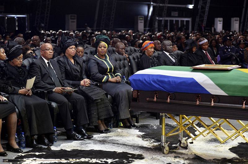 El presidente sudafricano, Jacob Zuma, la exposa de Mandela, Winnie, y la viuda, Graça Machel