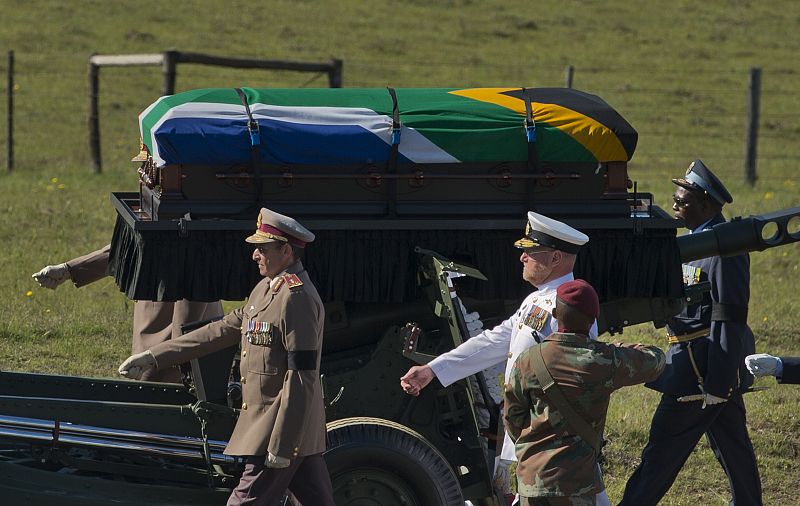 El féretro de Mandela ha sido trasladado en un carro de artillería y escoltado por generales