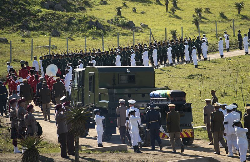 Una escolta militar ha acompañado el féretro hasta la carpa