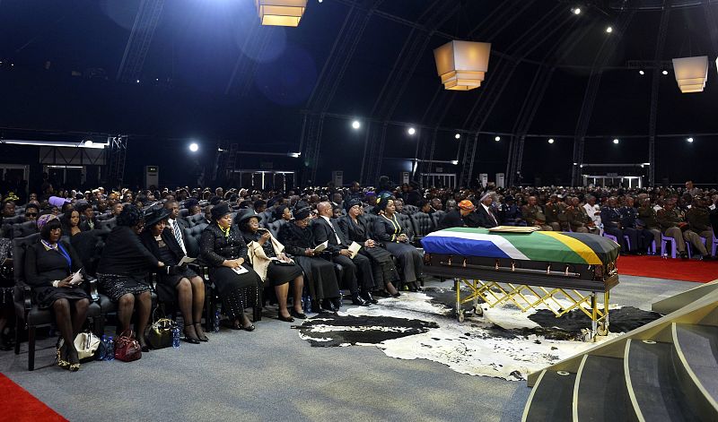 El féretro de Nelson Mandela, cubierto con la bandera sudafricana, durante el funeral de Estado