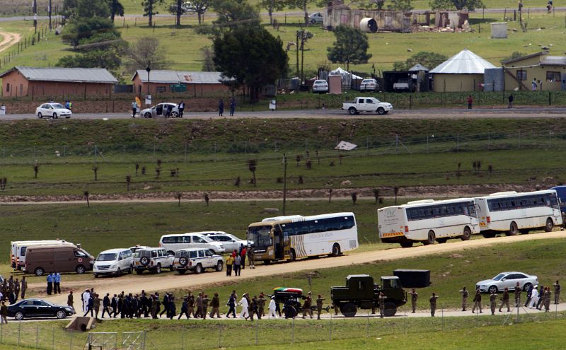 El féretro de Mandela recibe sepultura con honores militares en Qunu, la aldea en la que creció