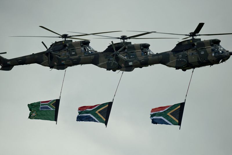 Helicópteros militares sobrevuelan la tumba de Mandela con banderas nacionales