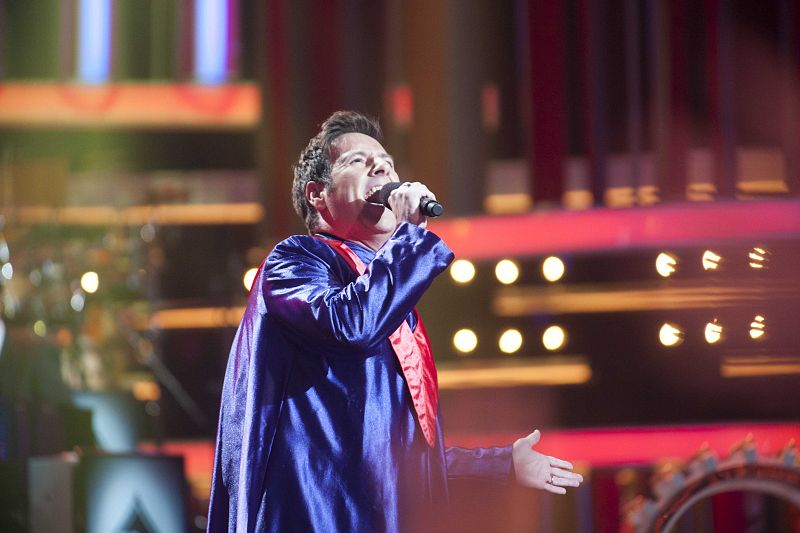Carlos Latre canta gospel con Los Nuestros