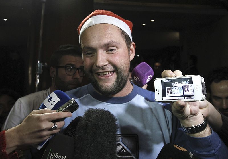 El canario Jesus Lorente muestra en su móvil una foto del décimo con el número 79.712, con el que ha sido agraciado con el segundo premio