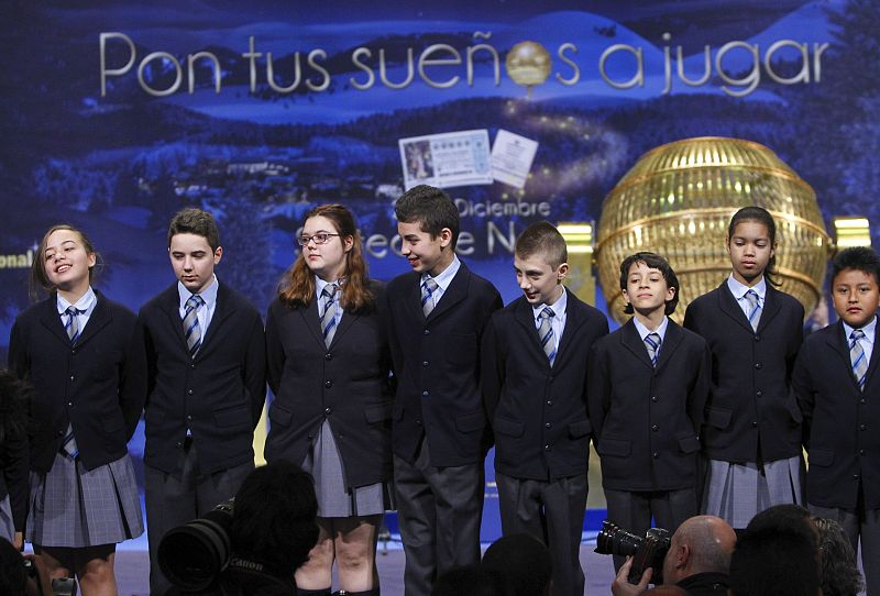 Los niños de San Idelfonso antes de iniciar del Sorteo de Navidad