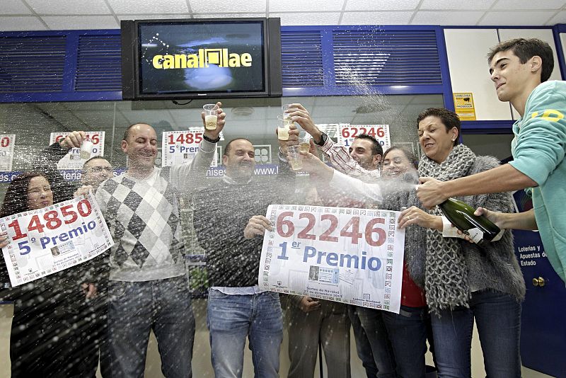 Los propietarios de la Administración número 3 de Manises (Valencia) celebran el haber vendido una serie del número 62.246, premiado con el Gordo del sorteo de Navidad.