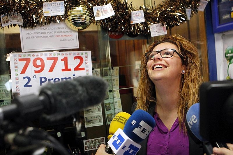 Noelia Suárez, propietaria de la administración "El Calvario", en Granadilla de Abona, donde se vendió el segundo premio, el 79.712