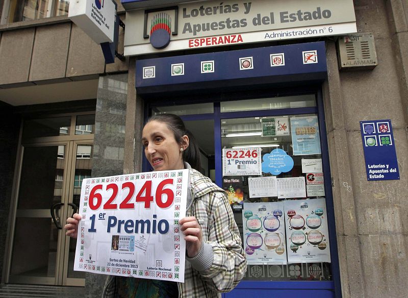 María Eugenia Casares, dueña de la administración número 6 de Avilés, sostiene un cartel con el número 62.246, agraciado con el Gordo