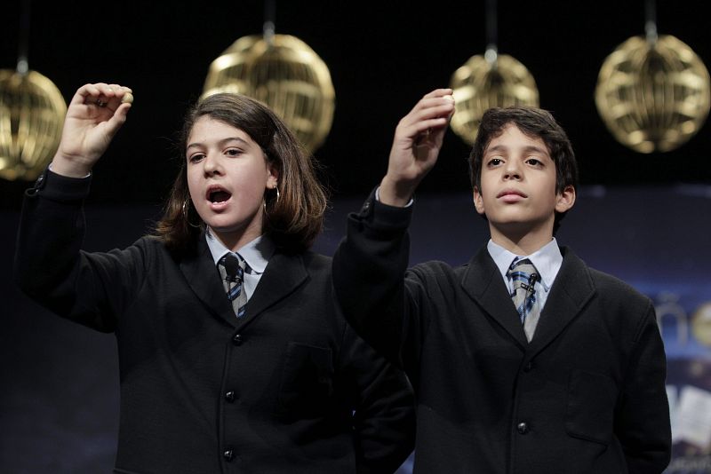 Momento en el que los niños del Colegio de San Ildefonso, Andrea Ladrón de Guevara y Joel Fernández Godos, han cantado el Gordo, el número 62.246.