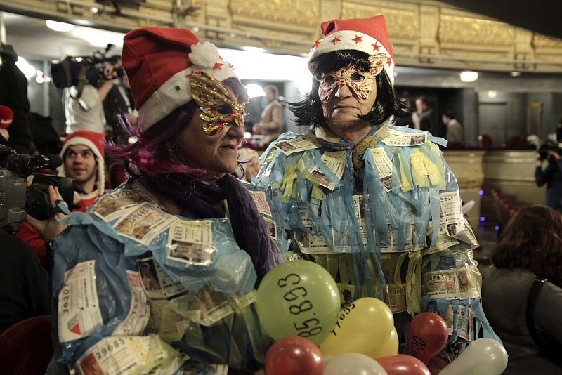 Dos mujeres acuden al Teatro Real con un traje hecho de décimos de lotería