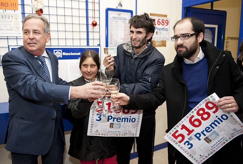 A Carlos Monteagudo y Vanesa Martínez, una pareja que vende chatarra y ha vivido en la calle, les ha tocado 50.000 euros del tercer premio.