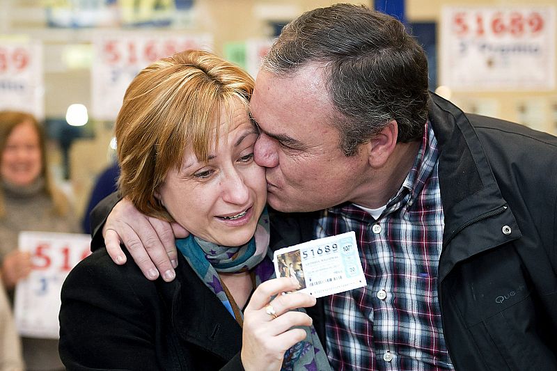 Teresa, una premiada, llora de alegría con el décimo de lotería del tercer premio