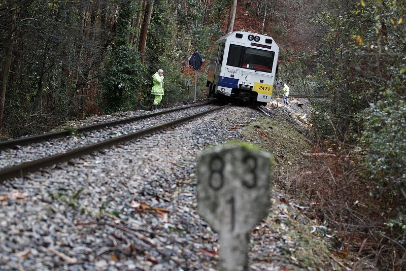 DESCARRILAMIENTO DE UN FEVE EN GALICIA, VÍAS CERRADAS AL TRÁFICO Y APAGONES