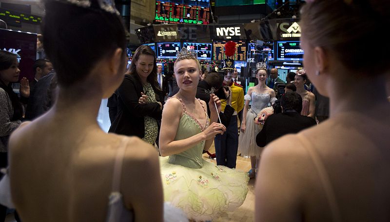 Los bailarines del Ballet de Nueva York en el parqué de Wall Street