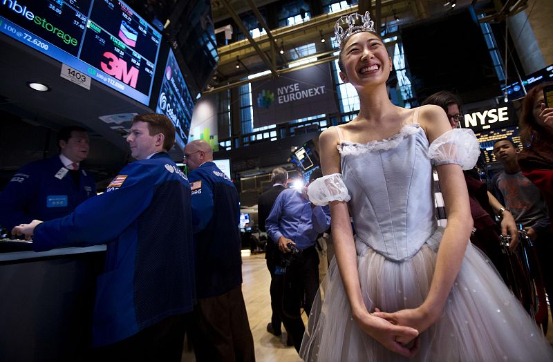 Una bailarina sonríe mientras recorre el parqué de la Bolsa de Nueva York