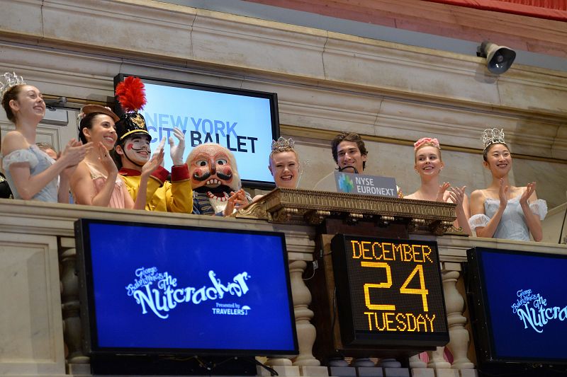 Los bailarines de ballet de "El cascanueces" son los encargados de tocar la campana de apertura en la Bolsa de Nueva York