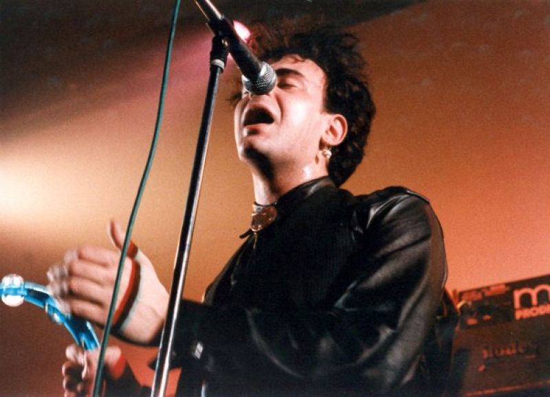 Germán Coppini, durante una actuación con Golpes Bajos.