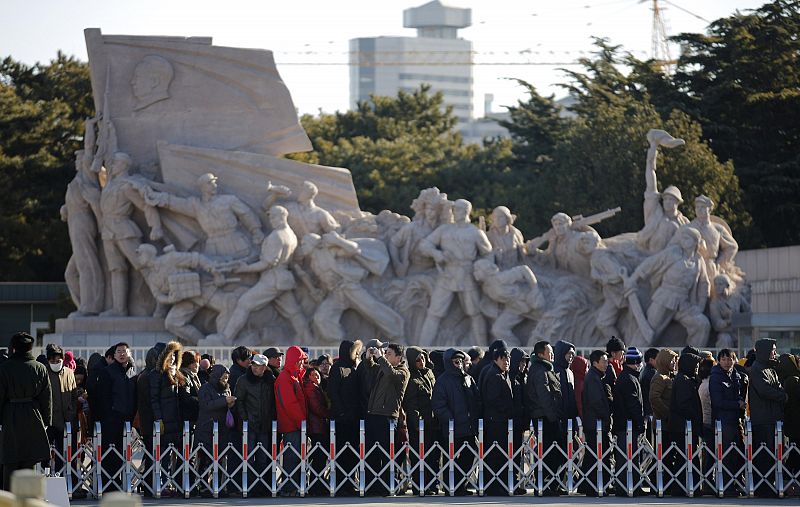 La gente hace cola para entrar en el Mausoleo de Mao Zedong en Pekín