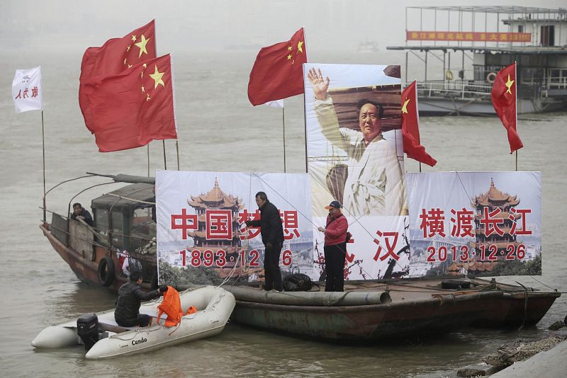 Una fotografía gigante de Mai Zedong aparecen en un barco