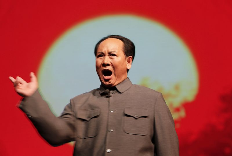 Un actor representa a Mao Zedong en una obra de teatro con motivo del 120 aniversario del nacimiento del presidente chino