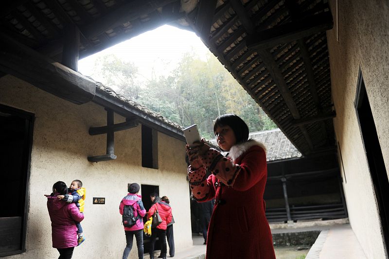 Turistas visitando la antigua residencia del líder chino Mao Zedong