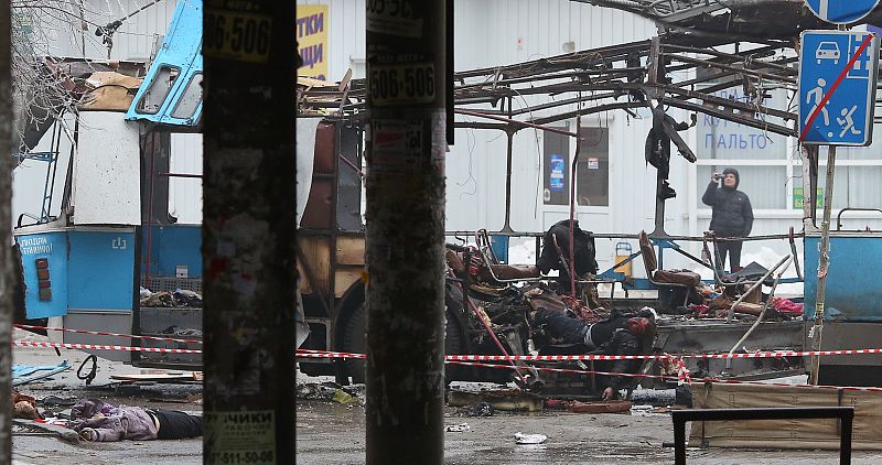 La explosión ha sido tan potente que del autobús solo ha quedado la carcasa.