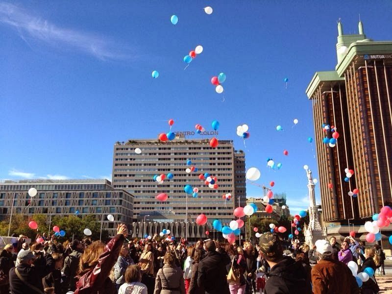 El 9 de noviembre lanzaron globos con cartas para los niños desde la Plaza Colón de Madrid y distintos puntos de España.