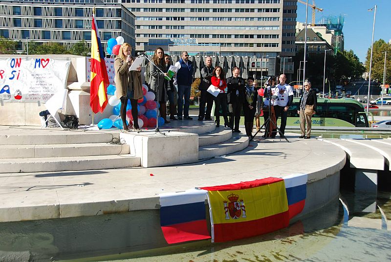 Paula lee junto a más padres un manifiesto en memoria de sus hijos en la Plaza de Colón (Madrid).