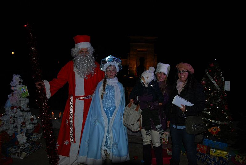 Al Templo de Debod acudieron también Ded Moroz (Papá Noel ruso) y su nieta Snegúrochka.