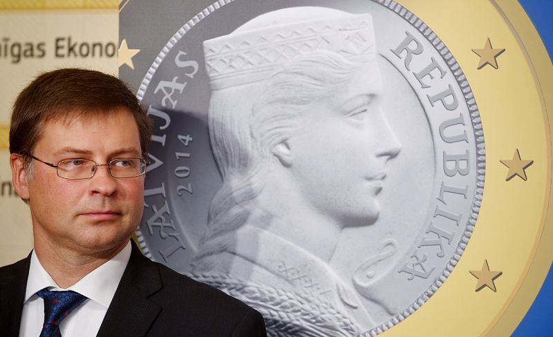 El ex primer ministro Valdis Dombrovskis junto a una foto de un euro letón el pasado 12 de septiembre