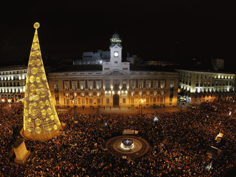 Miles de personas se dieron cita en la madrileña Puerta del Sol para dar la bienvenida al nuevo año.