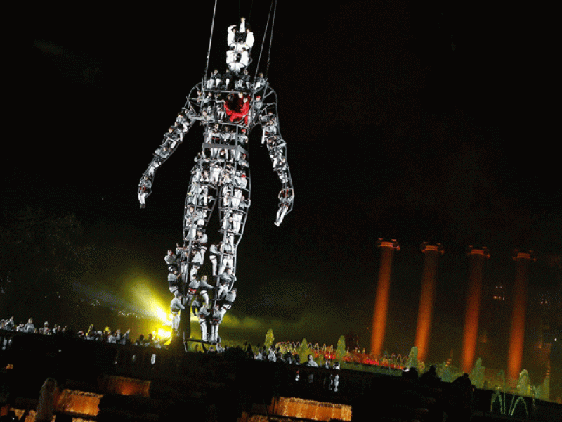 El Ayuntamiento de Barcelona ha ofrecido frente a la Font Mágica de Montjuic para celebrar la entrada del año 2014