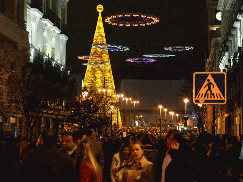 El reloj de la Puerta del Sol da la bienvenida al nuevo año en una celebración que concentró a miles de personas en la popular plaza madrileña.