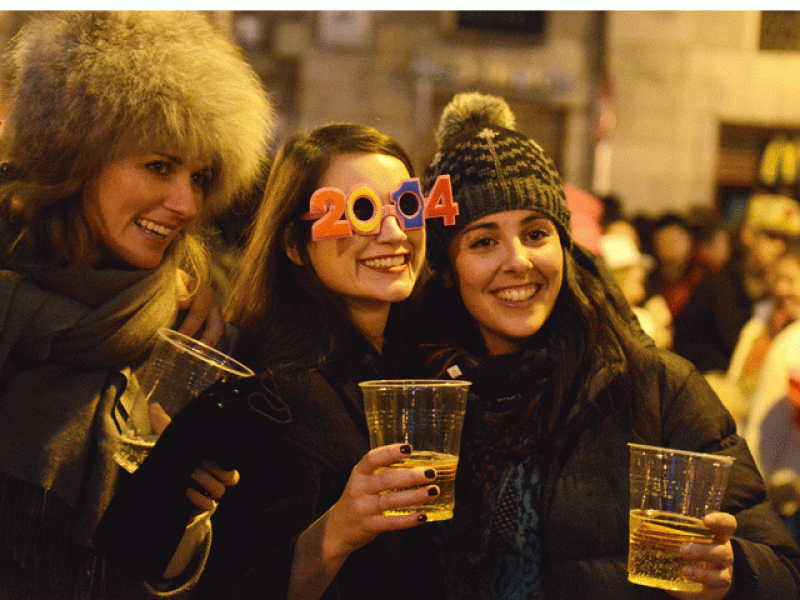 Un grupo de chicas celebra la entrada del nuevo año en la madrileña Puerta del Sol