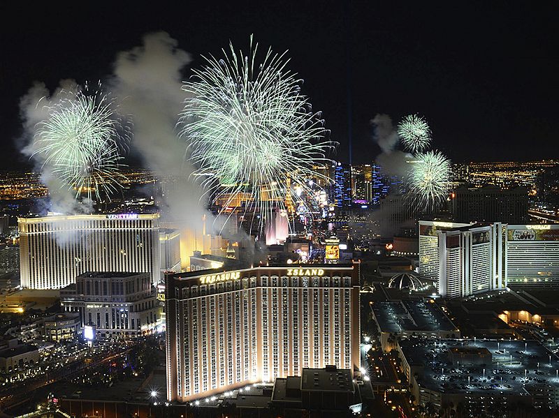 Fuegos artificiales iluminan los casinos en Las Vegas (Estados Unidos)