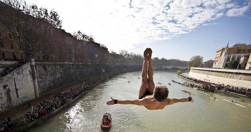 Tradicional evento de saltos de Año Nuevo a las aguas del río Tíber en Roma, Italia.